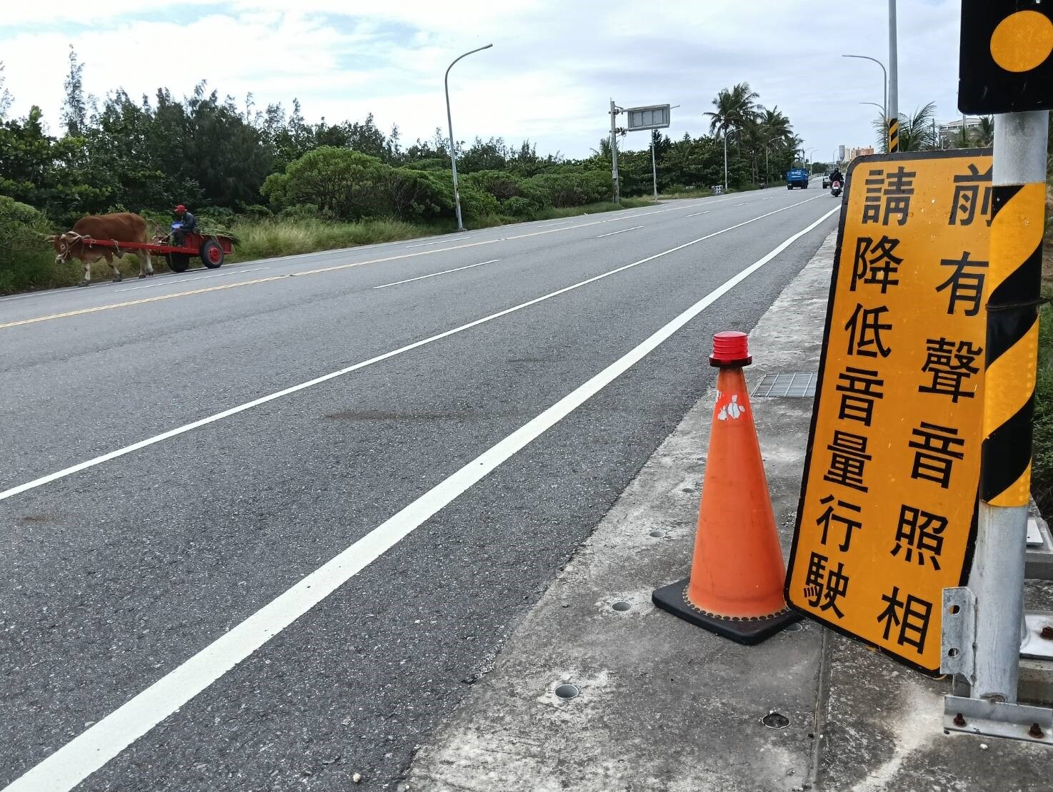 台東省道台11線公路富岡段，這幾天民眾直擊疑環保單位執行公路車輛噪音檢測取締，但有趣的是取締路段及區域竟為空軍志航機基地旁，戰機密集起降，民眾質疑檢測效能。記者尤聰光／攝影 