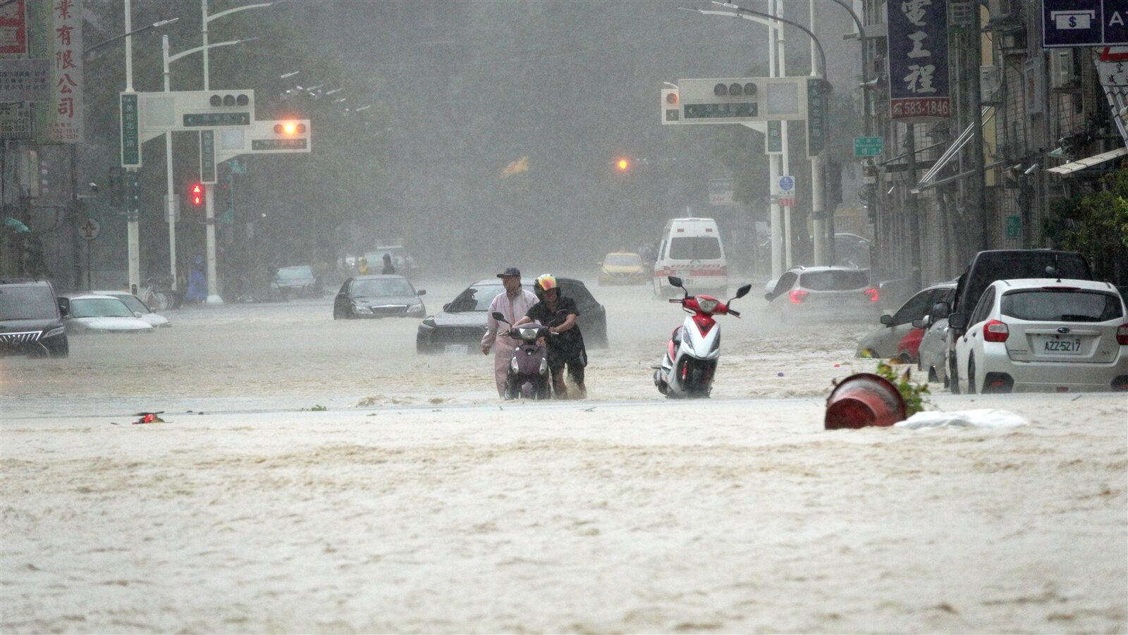 圖為凱米颱風侵襲高雄,造成嚴重積淹水災情。本報資料照片