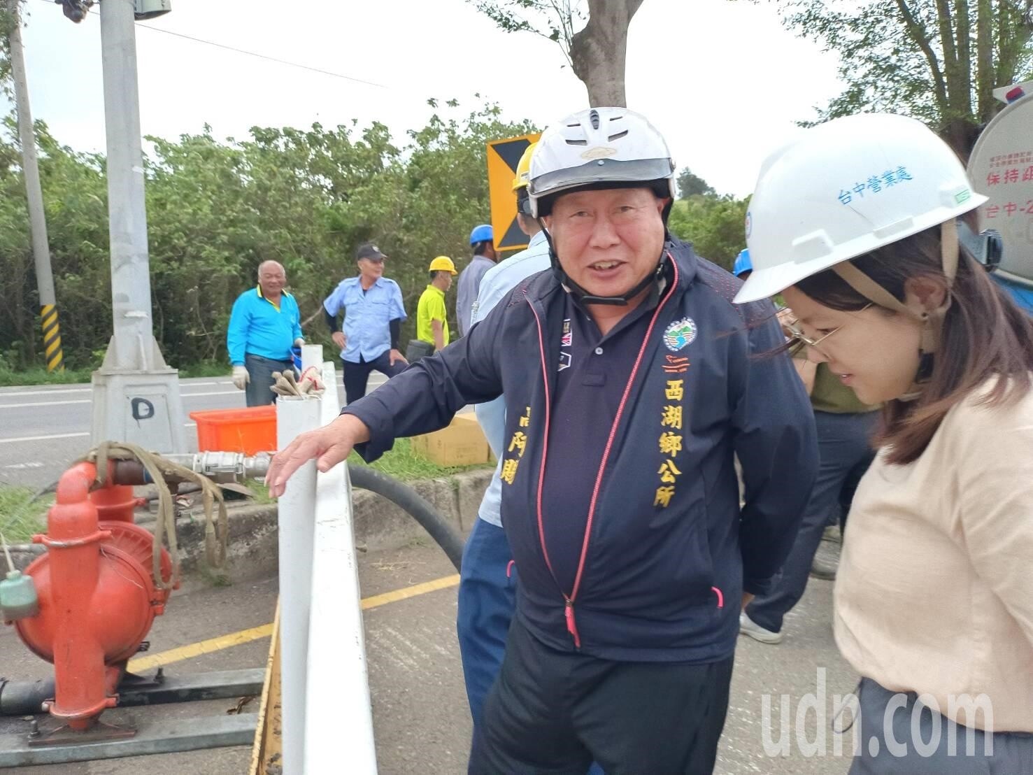 西湖鄉長高阿賜今天晚到工地現場關切時說，因天候狀況有下雨徵兆，希望中油公司趕緊在下雨前找到滲漏點止漏，防止汙染範圍擴大。記者吳傑沐／攝影 