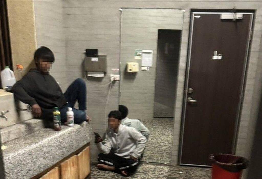 外勞盤踞公廁充電成隱憂,澎湖國際廣場民眾如廁「不便」。圖/澎湖交通觀察日誌提供