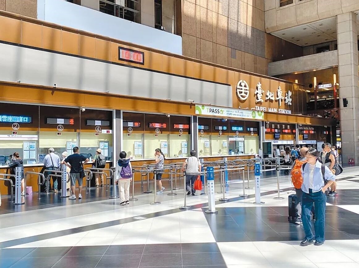 台鐵公司化後招募的從業人員待遇表遲未出爐,台鐵規畫調薪1800元至3140元,交通部長陳世凱22日向台鐵企業工會透露,行政院近日將核定通過。(聯合報資料照片)