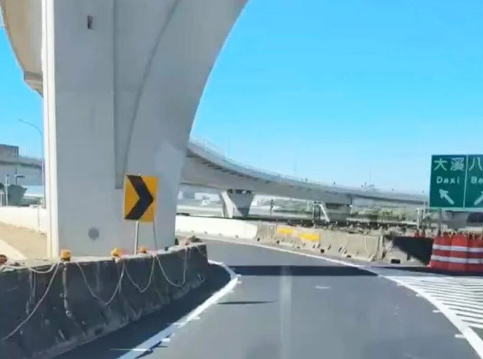 國3下大溪南出平面車道被民眾批小S彎危險及標示不明,高公局允年底往八德匝道通車改觀。圖/高公局提供