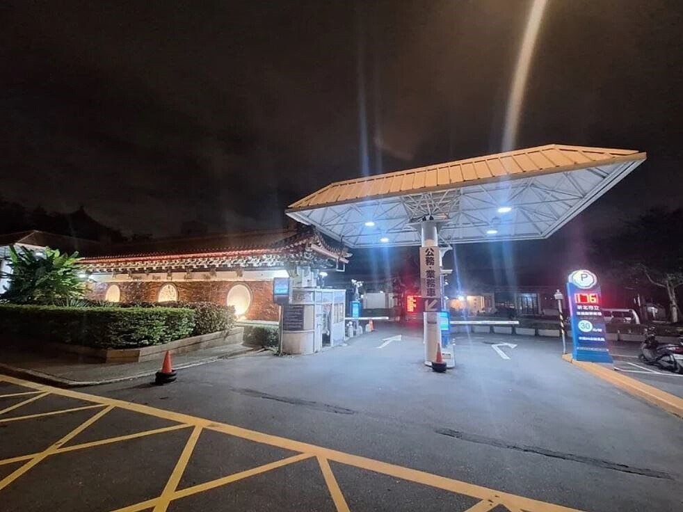 新北市板橋殯儀館22日晚間發生貨梯墜落意外。記者黃子騰／翻攝
