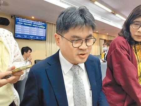 
交通部鐵道局長楊正君分析，高鐵延伸屏東「左營案」可能導致系統出現重大弱點，「高雄案」則可以直接做延伸，施工期也不影響營運路線、基地、月台等。（陳祐誠攝）
