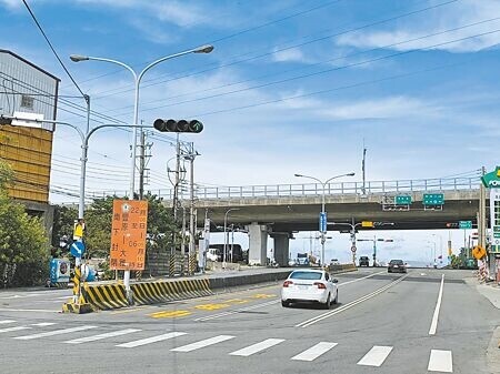 
台中市政府建設局日前封閉后豐大橋南下全線車道，交通尖峰時刻大塞車，引發民怨。（李京昇攝）
