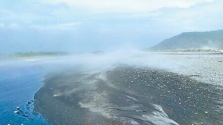 
受潭美颱風外圍環流及東北季風影響，台東縣卑南溪河川細沙被強風吹起，大片灰濛濛的沙幕籠罩縣境。（蕭嘉蕙攝）
