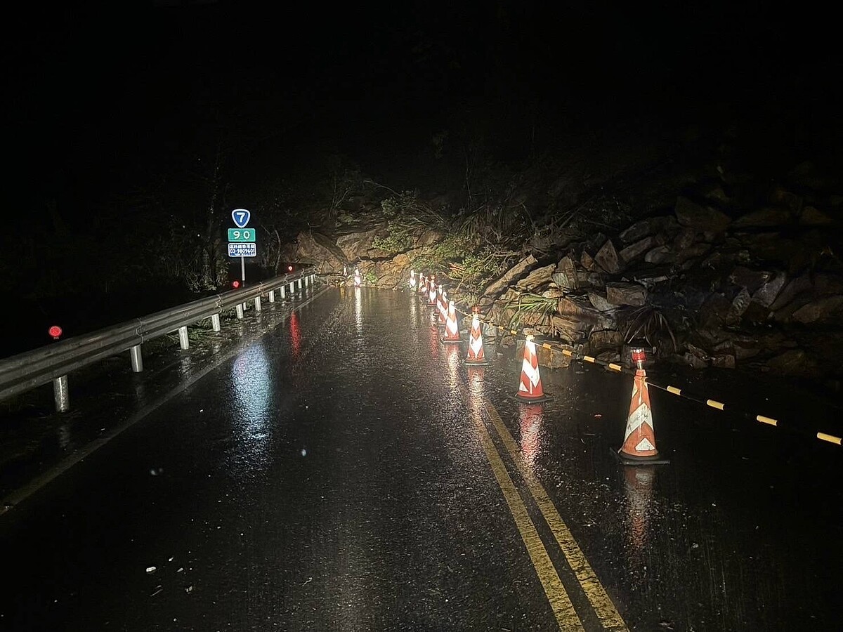 台7線北橫公路90K處昨晚發生邊坡坍塌，公路局封路，宜蘭縣府今天上午宣布四季國小英士分校停班停課1天。圖／公路局提供