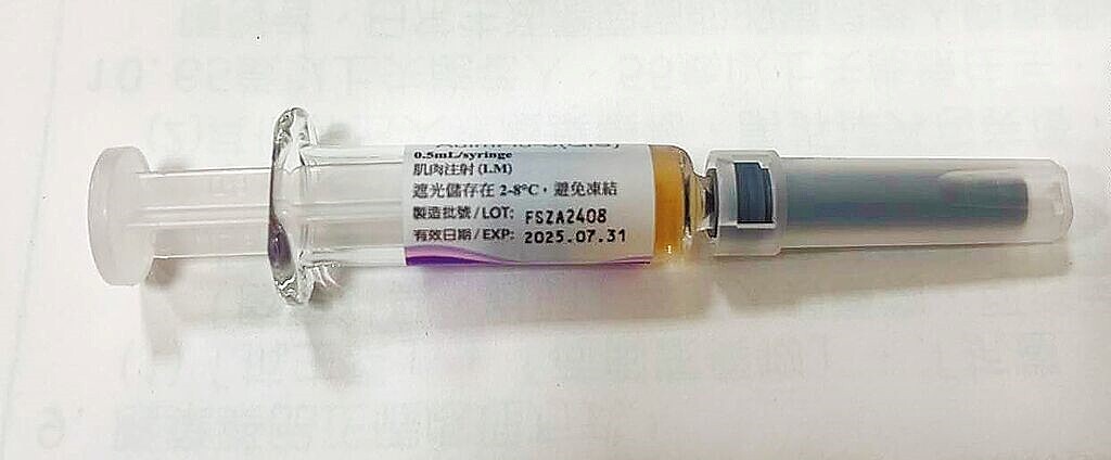 公費流感疫苗日前開打,卻發生1劑國光疫苗變色事件,疾管署決定將已回收、同批號的9.4萬劑國光流感疫苗全數永久停打、予以銷毀。(疾管署提供)