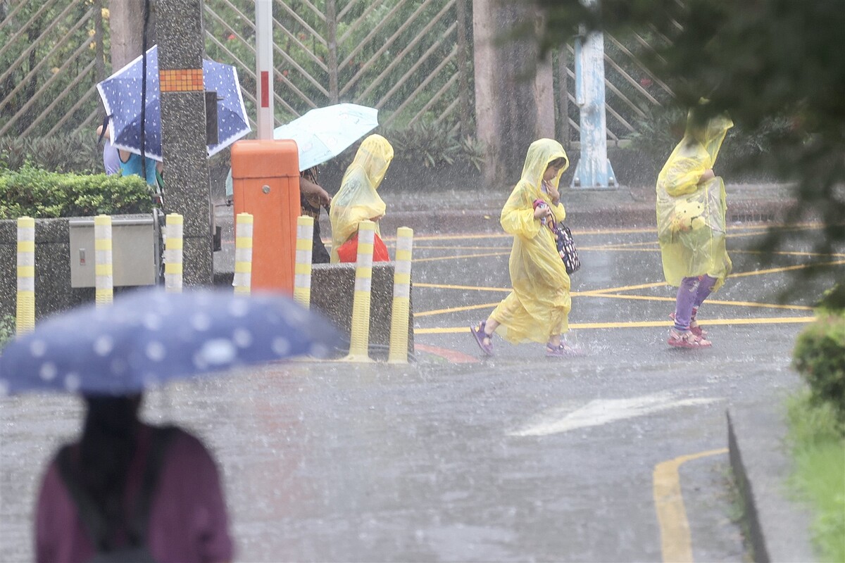 今明兩天宜蘭、基隆北海岸、台北東側、大台北山區、花蓮、台東有持續性的大雨;尤其宜蘭、花蓮有極高的機率出現致災性劇烈雨勢。聯合報系資料照