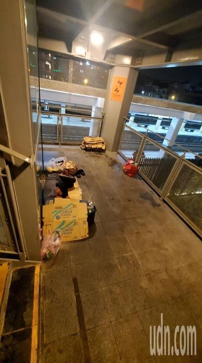 台中市議員楊啟邦拍下大甲火車站跨站天橋梯間遭街友占用,並在市議會質詢,盼社會局正視問題。記者趙容萱/攝影