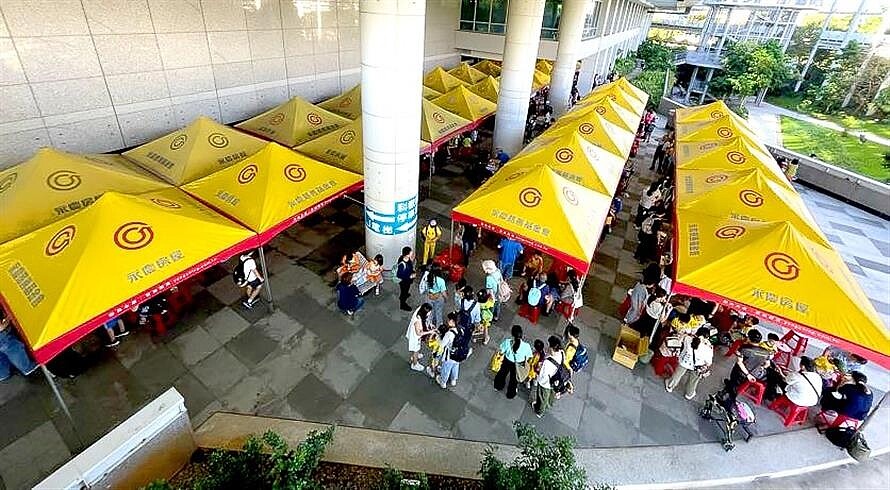 永慶房屋發揮「社區好鄰居」的精神，提供100頂帳篷，助學校舉行教育活動。(圖 / 永慶房屋提供)
