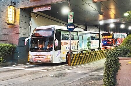 
全台客運與遊覽車駕駛缺工逾5000人，立委籲檢討勞動條件和薪資結構。圖為客運示意圖。（蔡明攝）
