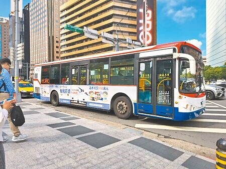 
雙北市正在討論公車運價，民眾擔心票價恐怕也會調漲，台北市交通局長謝銘鴻24日表示，目前仍在討論運價階段，尚無討論調整票價。（予菱攝）
