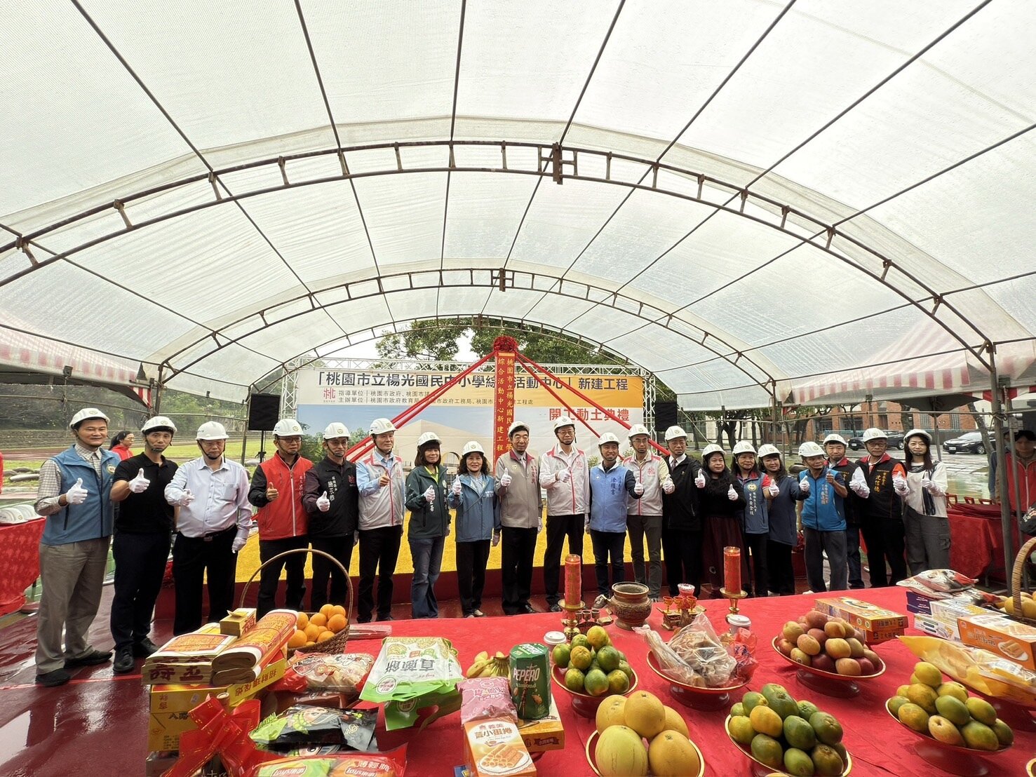 內部規劃有表演舞台及其準備室、綜合球場包含籃球場、4個羽球場、器材室及2樓戶外多功能平台。圖：市府提供