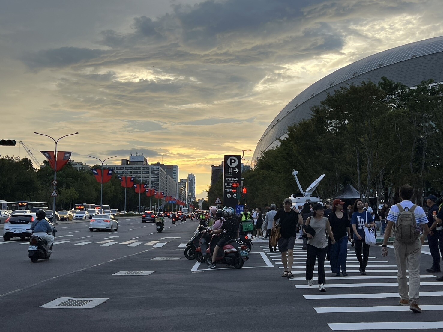 台北大巨蛋將迎來首場演唱會，東區預估業績成長，不過，旅宿業評估業績持平。本報資料照片 