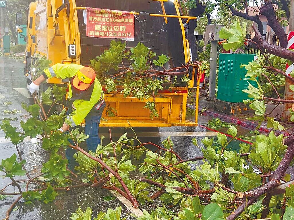 高雄市清潔隊員於颱風停班課期間執行環境維護工作。圖/高市府環保局提供