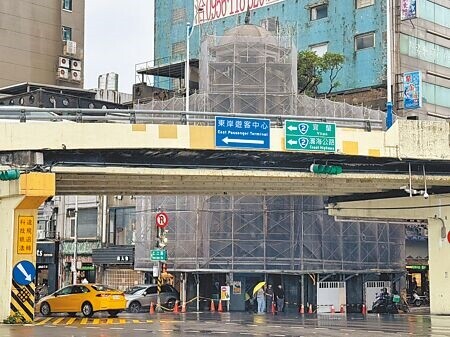 
被稱為基隆鬼屋的林開郡洋樓坐落基隆市中心忠一路及愛一路口，基隆市政府為改善景觀，將對洋樓整修、活化，洋樓外圍已架設鷹架。（徐佑昇攝）
