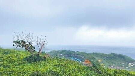 
受東北季風增強及潭美颱風外圍環流的共伴效應影響，台東縣蘭嶼鄉、綠島鄉24日風強雨大，風力達9級，沿海掀5米長浪。（蕭嘉蕙攝）
