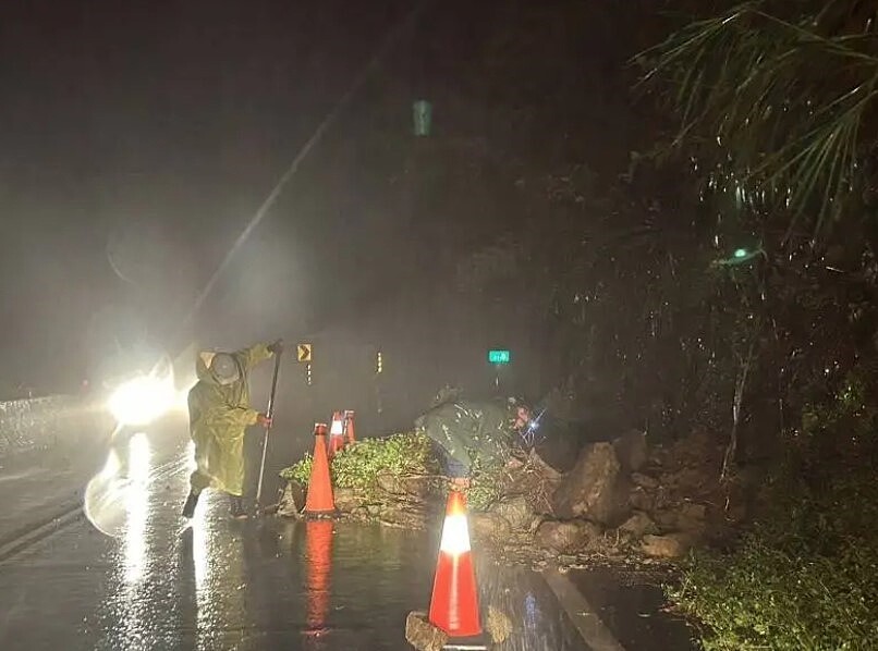 新北市連接瑞芳九份和雙溪的102線道路，昨晚有兩處路段發生落石，交通暫時中斷。記者邱瑞杰／翻攝
