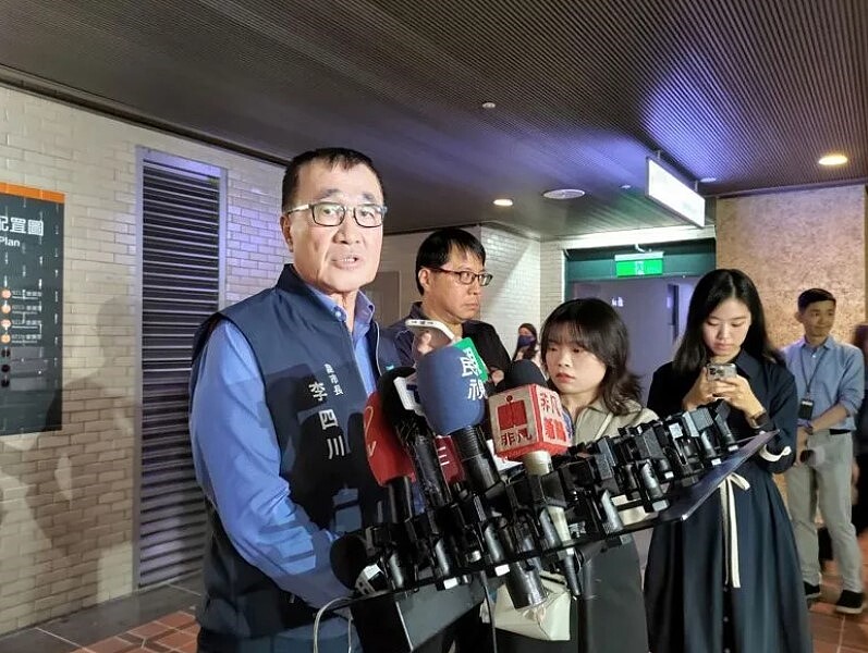 北市副市長李四川邀四大公會、鼎越等開會,技師認為,京華城必須蓋完一樓樓板、B1、B2才不會對旁邊台鐵高鐵、偶戲博物館,鄰15米鄰房產生問題,李也提解方,呼籲鼎越自己變更設計,拿掉有爭議的20%容積。圖/記者林麗玉攝影