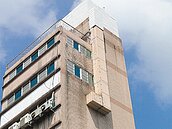 大樓外牆搞違建　住戶疑設基地台