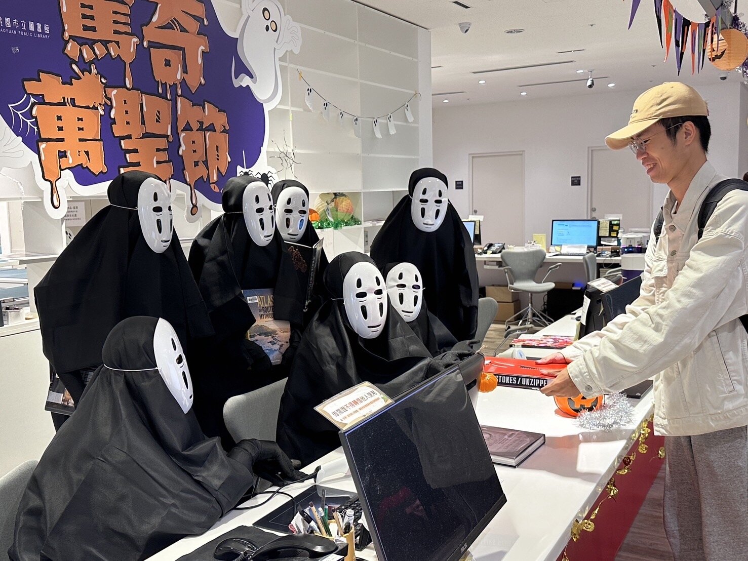 桃市圖館員化身無臉男。圖:市圖提供