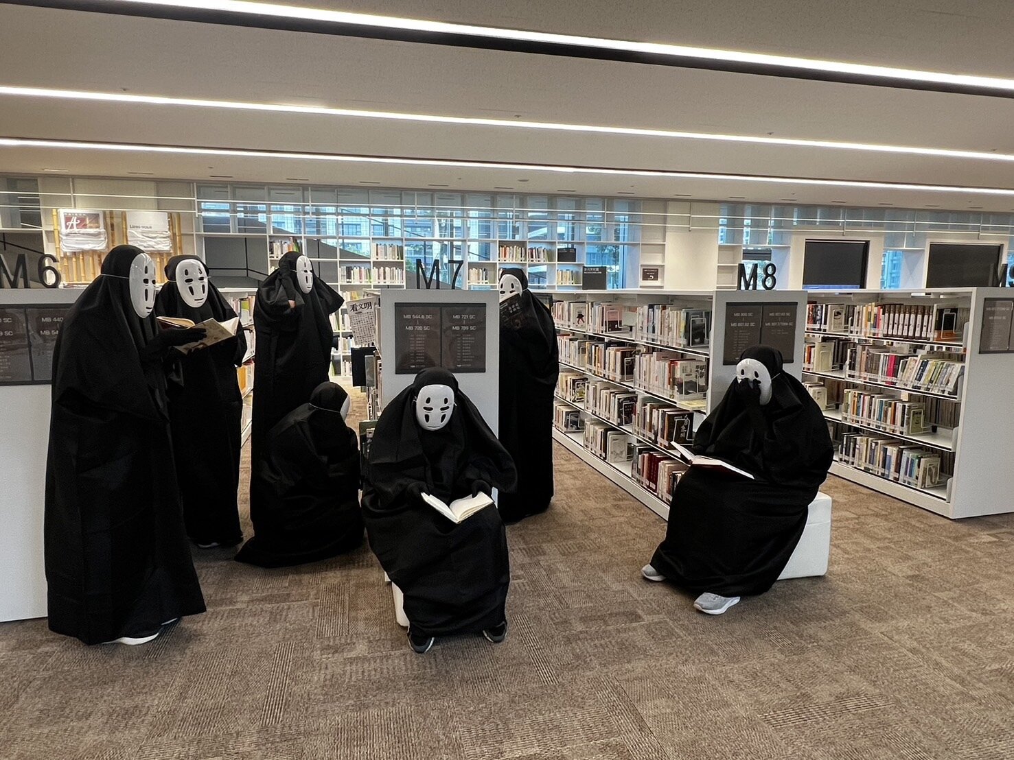 桃市圖館員化身無臉男。圖:市圖提供