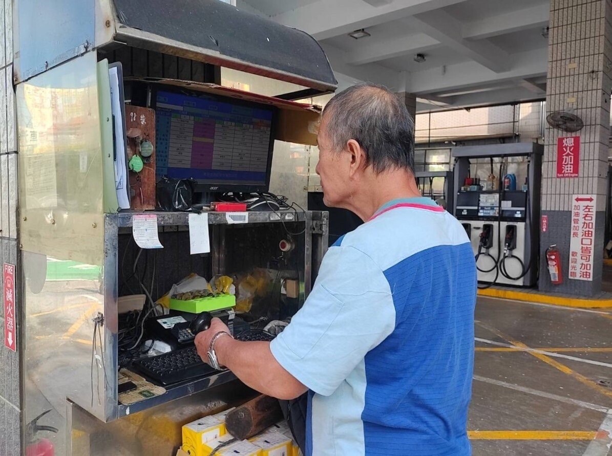 「職場學習再適應計畫」提供職場學習及再適應的機會，協助68歲的鄭大哥重返職場。圖：桃竹苗分署提供