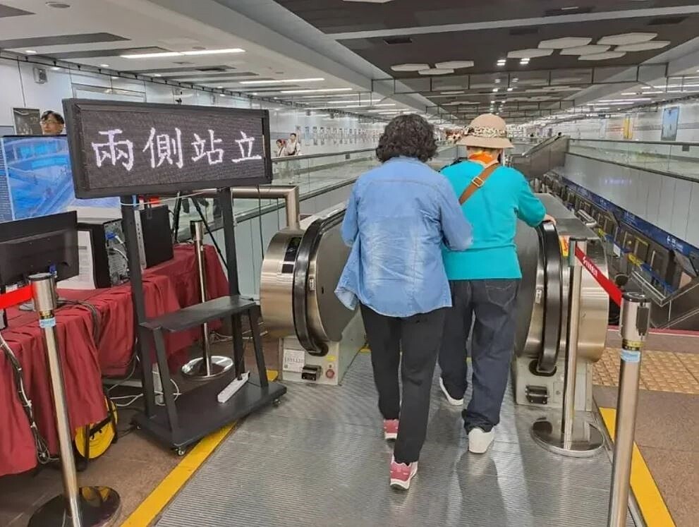 台北捷運表示將加強宣導電扶梯兩側都可站立。圖／取自台北捷運官網
