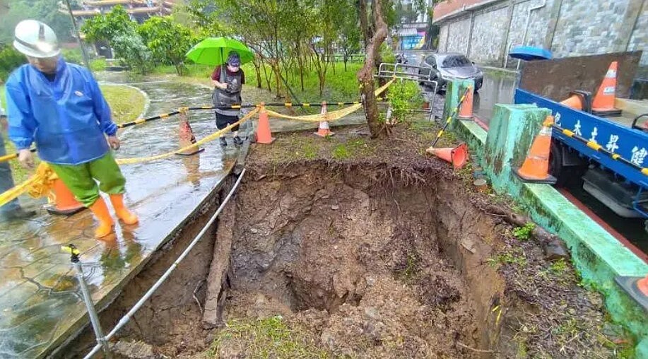 基隆大雨碇內15號公園出現大坑洞，約4公尺長寬、深3公尺。圖／記者游明煌翻攝
