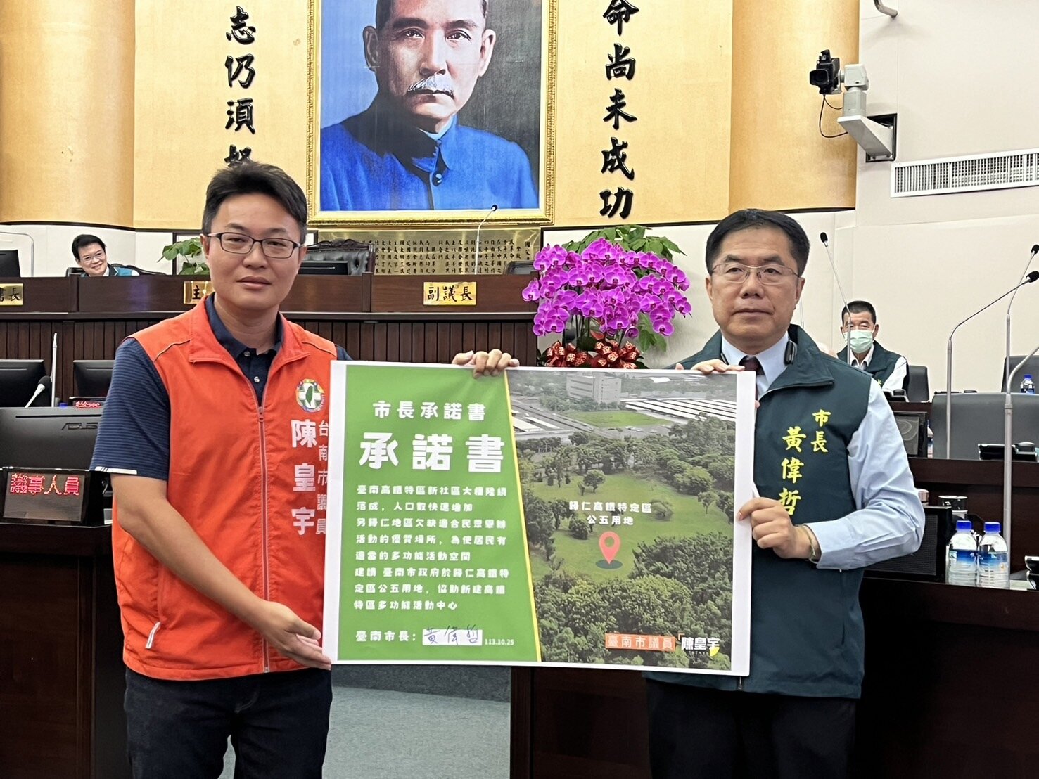 台南市議員陳皇宇（左）質詢要求市府重視沙崙人口增加問題。記者吳淑玲／攝影 