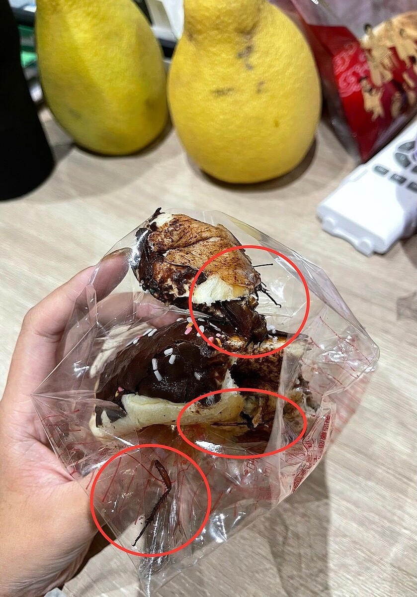 民眾在網路社群「threads」上反映,在南投某老牌麵包店買到有「包餡」的巧克力麵包。圖/翻攝自網路threads