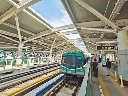 高雄捷運、渡輪因應電子票證普及,且成本增加,宣布自11月起取消電子票證優惠。(任義宇攝)