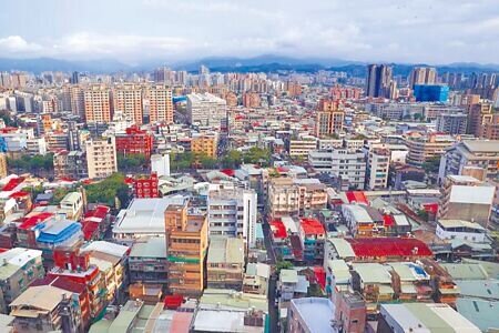 根據內政部規定,全台8樓以上的住宅需強制進行公安檢查申報。不過有議員接獲民眾陳情,公安檢查只有2項缺失,卻被民間檢查公司要求全面更換高價防火門。圖為示意圖。(本報資料照片)