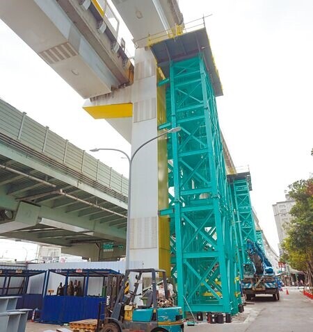 
民進黨議員質詢環狀線修復經費暴增1倍，批評市府遭中工「綁架」。市長侯友宜回應，用緊急採購的方式先簽協議，是希望快速、在安全無虞下通車。（本報資料照片）
