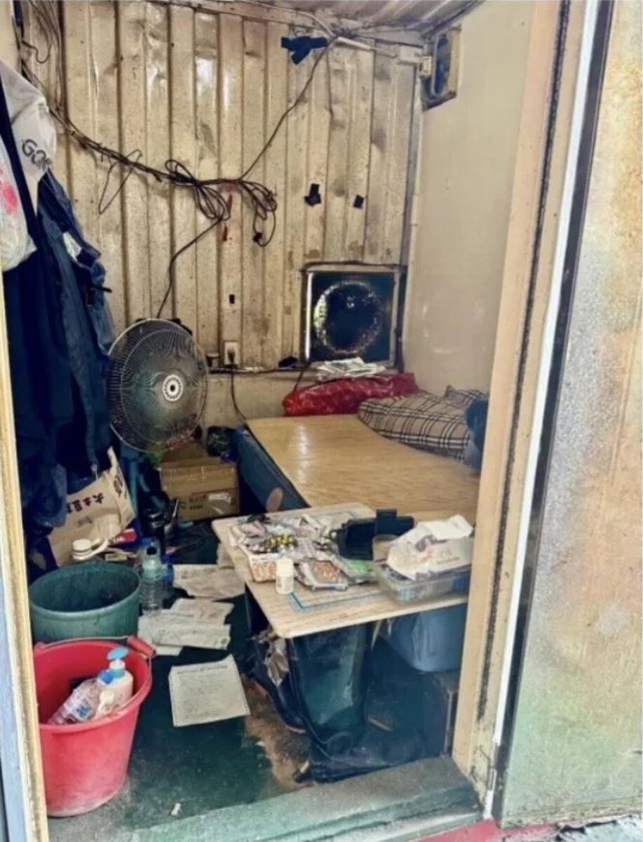 縣議員周君綾說許多弱勢戶根本租不起社會住宅,有弱勢戶只租得起貧民窟裡的貨櫃屋。圖/周君綾提供