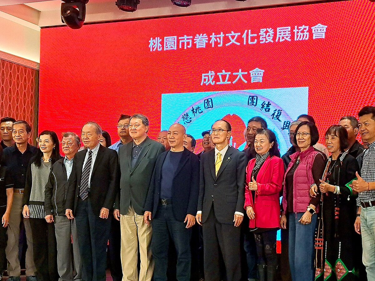 魯李仁(右六)獲選桃園分會第一任理事長,肩負眷村文化復興與保存大任。圖/桃園市眷村文化發展協會提供