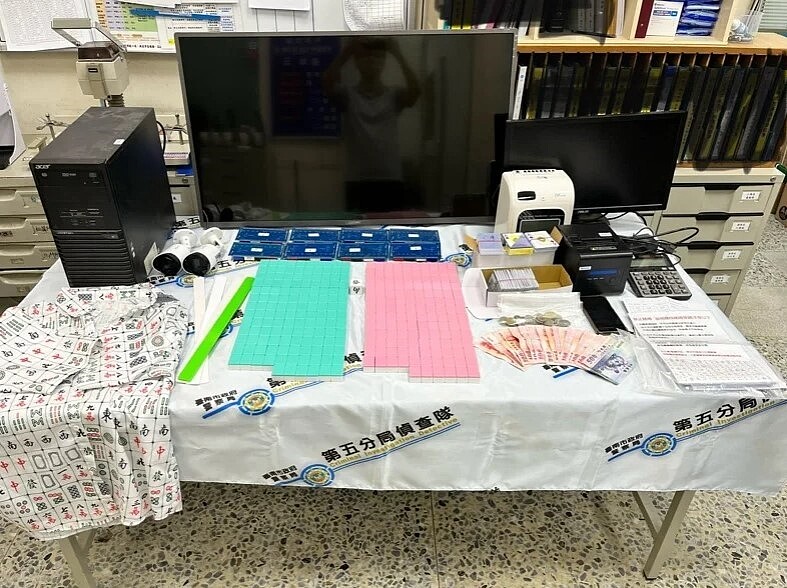 警方查扣營業不法所得3480元、賭具麻將16副、電動麻將桌IC板8片、監視器系統及鏡頭13個、撲克牌(籌碼點數)19副、會員卡300張、收入支出表3張等證物。圖/記者邵心杰翻攝