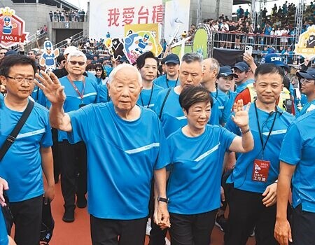 
台積電運動會，創辦人張忠謀（左二）在同仁歡呼聲下進入會場。圖∕顏謙隆
