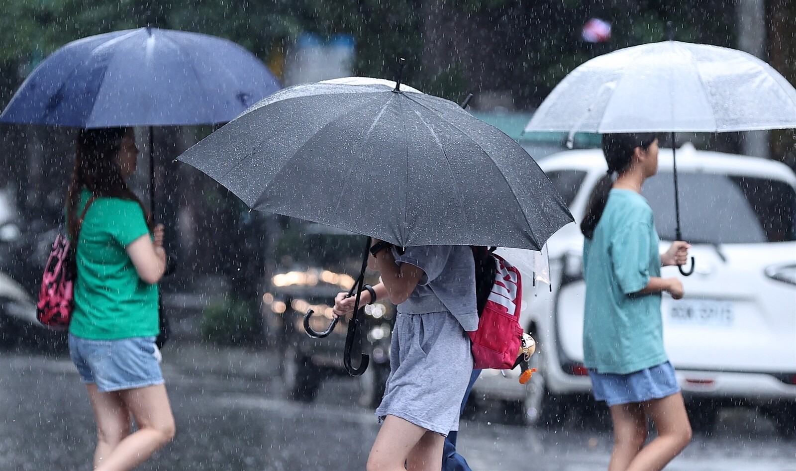 明天至周三另一波東北季風影響，北部、東半部有局部短暫雨。本報資料照片 