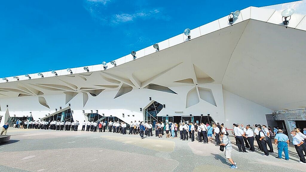 台北市為舉辦花博，以市長專簽方式將中山足球場改建為爭豔館，但至今14年過去仍是臨時建築，市議員要求北市府說明後續規畫。（台北市會展基金會提供／黃敬文台北傳真）