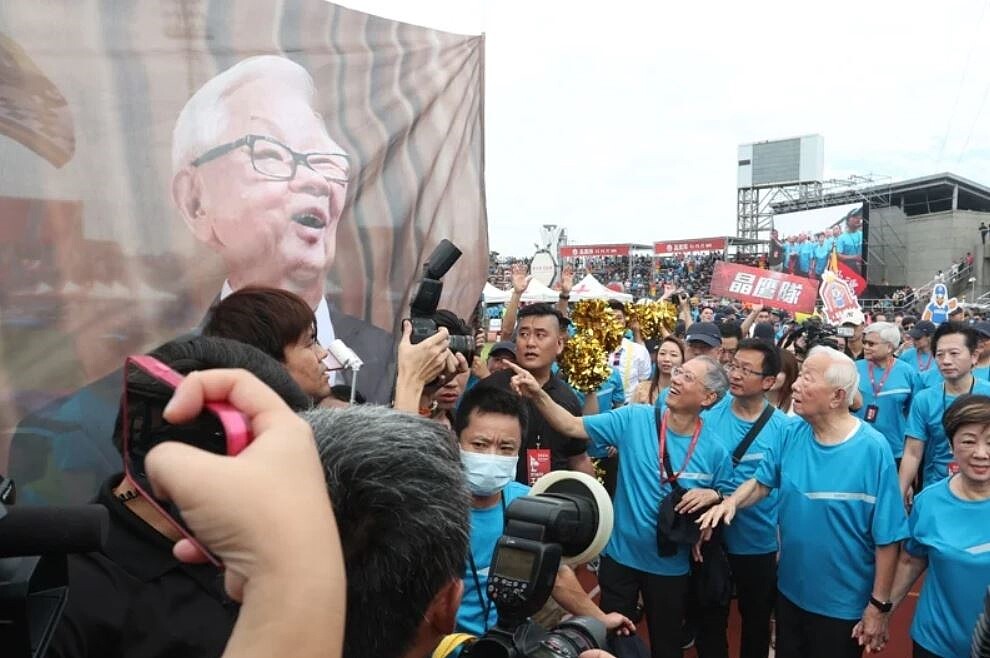 2024台積電運動會於新竹縣體育場舉行,創辦人張忠謀(右一)親自出席並繞行體育場,向現場員工打氣。記者葉信菉/ 攝影