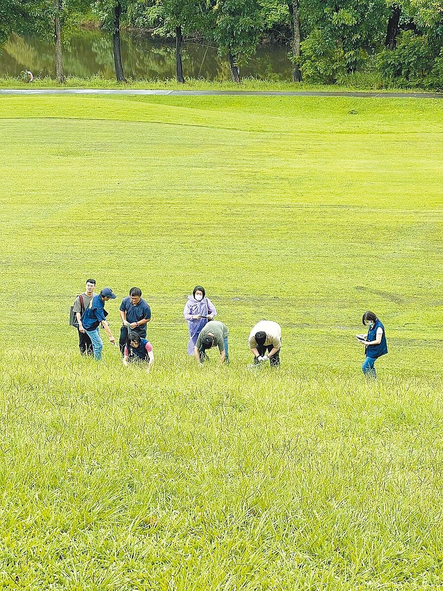 高雄高爾夫俱樂部陷入租約爭議，今年8月高市府還在球場內查獲業者使用劇毒農藥除草。（高市工務局提供／紀爰高雄傳真）