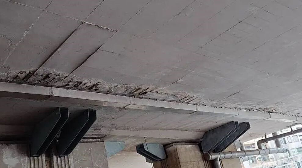 建國高架橋附掛電纜線雜亂無章,水泥斑剝。圖/議員耿葳提供