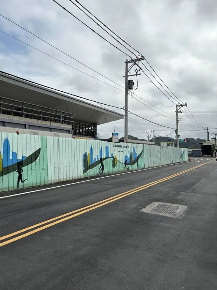 台鐵鳳鳴臨時站將啟用,交通局呼籲台電電桿地下化要加速。台電表示,預計11月中旬完工。圖/新北市交通局提供