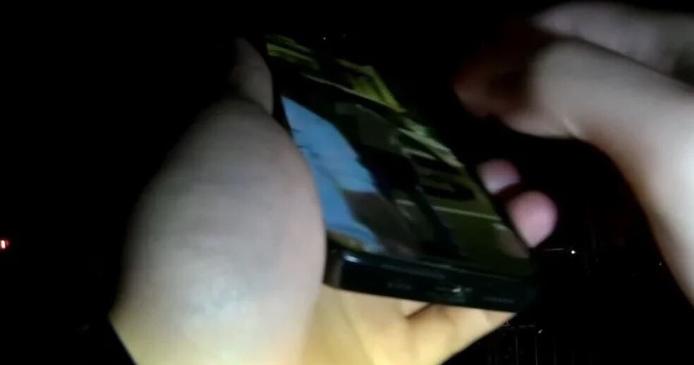 1名20歲的曾姓男子25日晚8時許,將轎車停放在桃園市中壢區新中一街上一棟民宅前,被該民宅54歲的陳姓男子發現,陳男行俠仗義前來勸導,雙方引發口角,持長約1公尺的斧頭攻擊曾男,造成曾男右手被斧頭刀背劃傷。記者翁唯真/翻攝