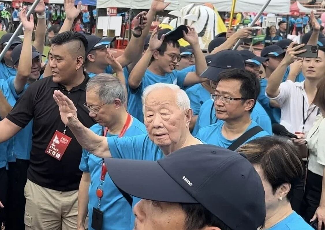 台積電創辦人張忠謀親自出席運動會,揮手向現場同仁加油打氣。記者巫鴻瑋/攝影