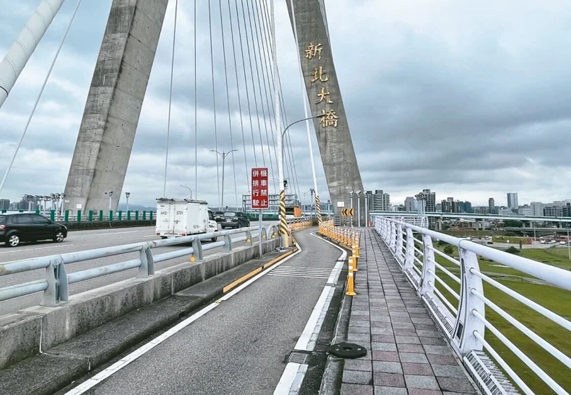 新北大橋機車道受橋塔塔柱位置影響成S型彎道,遭外界譏為「死亡閃電彎」,車禍頻傳。圖/新北工務局提供