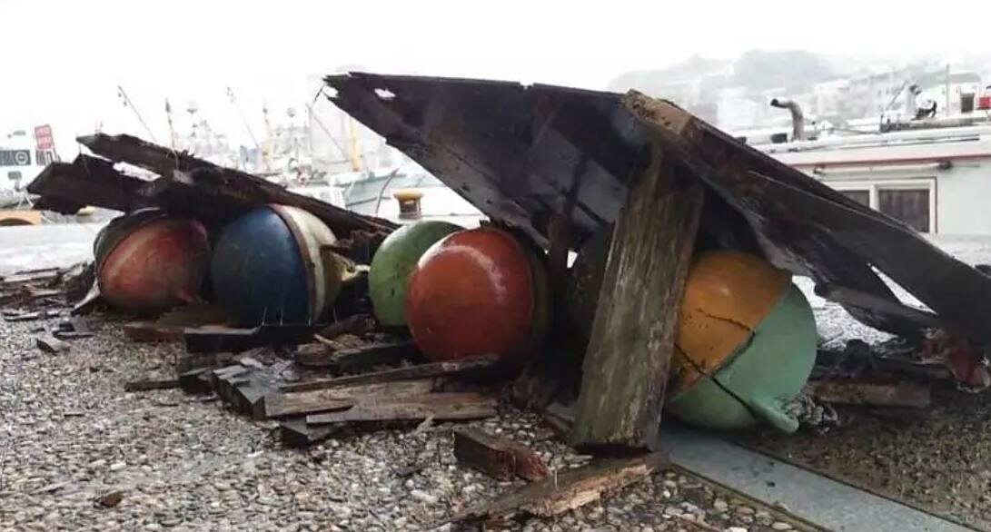 基隆彩色屋一棟4樓屋頂鐵皮加蓋，清晨因大雨及強風，已鏽蝕嚴重的屋簷瞬間掉落1樓，幸好當時沒有人。圖／讀者提供
