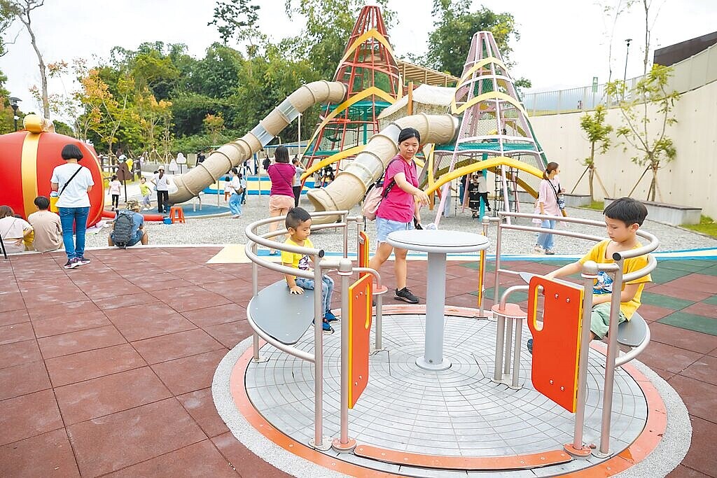 南投縣竹山鎮「竹夢親子共融公園」,26日終於啟用,家長帶著孩子體驗遊玩。(南投縣政府提供/李京昇南投傳真)